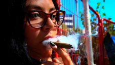 Habitante de la CDMX consume un cigarrillo de Marihuana