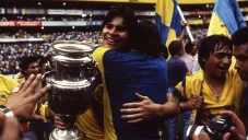 Alfredo Tena festeja tras vencer a Chivas en la Final del Siglo