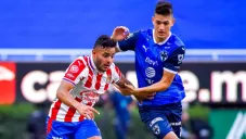 Alexis Vega César Montes en un partido de Liga MX