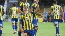 Luca Martínez Dupuy festeja un gol con Rosario Central