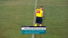 Árbitro orinó en la cancha