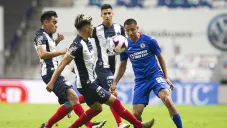 Jugadores de Rayados disputan el balón con Alvarado