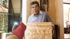 Carlos Reinoso en sesión de fotos con RÉCORD