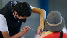 Una persona recibiendo una vacuna contra el Covid-19