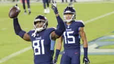 Jonnu Smith festeja una jugada con los Titans