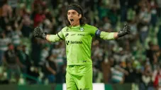 Carlos Acevedo durante un duelo con Santos