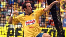 Cuauhtémoc Blanco festeja un gol con el América