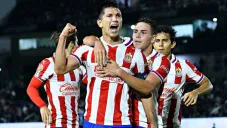 Jugadores de Chivas festejando un gol a favor