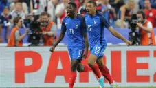 Ousmane Dembelé y Kylian Mbappé festeja un un gol