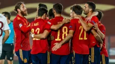 Jugadores de España celebran un gol durante un duelo