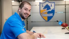 Corey Linsley firmando contrato con los Chargers