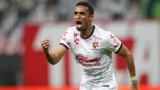 Mauro Manotas en un partido con Xolos