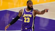 LeBron James en un partido con los Lakers