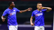 Cabecita Rodríguez y Bryan Angulo festejan un gol