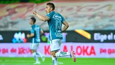 Ángel Mena durante un partido con León