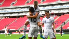 Jugadores de Estados Unidos festejando un gol a favor