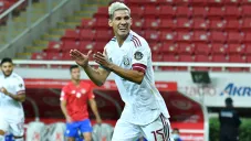 Antuna firma una anotación con el Tri