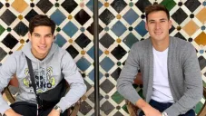 Diego Lainez junto a su hermano Mauro