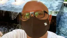 Alberto Ciurana, con su cubrebocas de TV Azteca