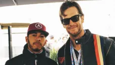 Lewis Hamilton y Brady posan para sus redes sociales