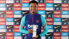 Ansu Fati posa con el premio NxGn 2021