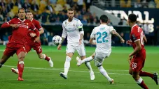 Jugadores del Liverpool y Real Madrid en la final de Champions