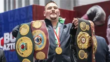 Andy Ruiz posa con los cinturones de AMB, FIB y OMB