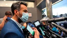 Maradona: Médico insultó a hijas del astro y dijo merecer un monumento