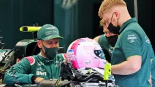 Sebastian Vettel subiendo a su auto