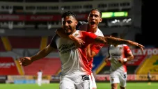 Antuna y Vega celebrando un gol con Chivas