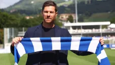 Xabi Alonso posa con una bufanda de la Real Sociedad