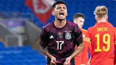 Tecatito Corona en acción ante Gales