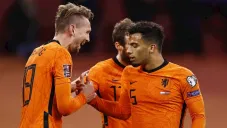 Jugadores neerlandeses celebran gol vs Letonia