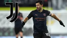 Kun Agüero durante un duelo con el Manchester City