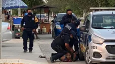 Policías sometiendo a la salvadoreña
