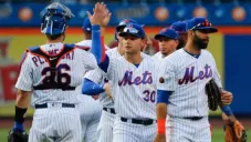 Los jugadores de los Mets festejan una jugada
