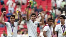 Jugadores de México en festejo tras vencer a Brasil en Londres