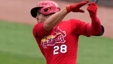 Arenado batea en un partido de los Cardinals