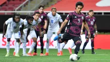 JJ Macías cobra el penalti contra Honduras