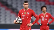 Robert Lewandowski durante un duelo con el Bayern Munich