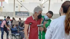 Tuca Ferretti siendo vacunado contra el Covid-19