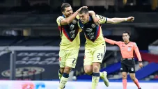 Henry Martín y Federico Viñas celebran un gol del América
