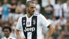 Leonardo Bonucci durante un duelo con la Juventus