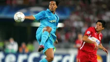 Ronaldinho y Ricardo Osorio disputando un balón