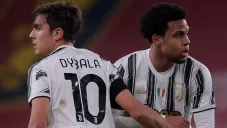Dybala y McKennie durante un partido con la Juventus