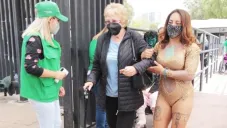 Diosa Quetzál acompaña a un adulto mayor en campaña de vacunación