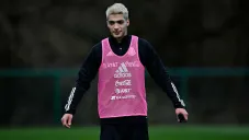 Raúl Jiménez en entrenamiento con México