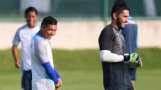 Orbelín Pineda y Jesús Corona durante un entrenamiento