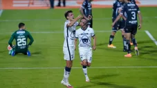 Dinenno celebrando un gol ante Necaxa