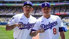 Julio Urías y Víctor González con sus anillos de campeones